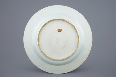 Un grand plat en porcelaine de Chine verte-Imari aux armes d'Angleterre, Kangxi, vers 1710-20