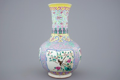 Een Chinese famille rose flesvormige vaas voor de Indonesische markt, 19e eeuw