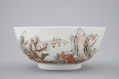 Un bol en porcelaine de Chine grisaille et dor&eacute; &agrave; d&eacute;cor d'un paysage, Yongzheng, 1723-1735