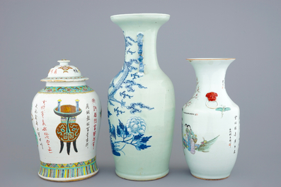 Een set van 3 Chinese blauw-witte en famille rose vazen, 19/20e eeuw
