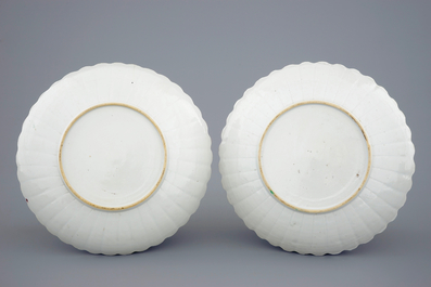 Une paire d'assiettes en porcelaine de Chine de style Kakiemon, Kangxi, d&eacute;but du 18&egrave;me