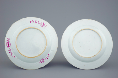 Deux assiettes en porcelaine de Chine famille rose d'exportation, Qianlong