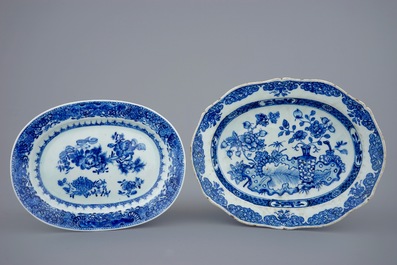 Twee blauw-witte Chinese ovale schotels en een bord, Qianlong