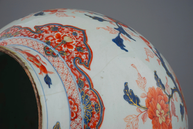 Een grote Chinese Imari stijl dekselvaas, 17/18e eeuw