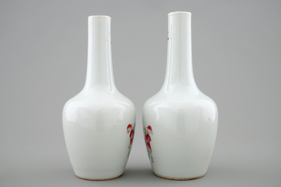 Une paire de vases de forme bouteille en porcelaine de Chine famille rose, 19&egrave;me