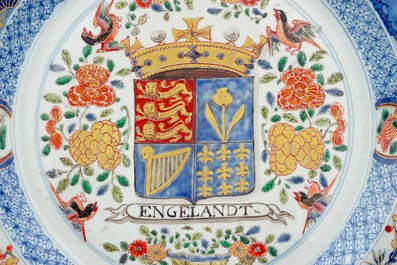 Un grand plat en porcelaine de Chine verte-Imari aux armes d'Angleterre, Kangxi, vers 1710-20