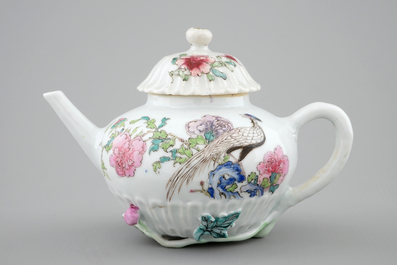 Een fijne Chinese famille rose theepot met reli&euml;fdecor, Yongzheng, 1723-1735