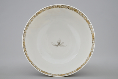 Un bol en porcelaine de Chine grisaille et dor&eacute; &agrave; d&eacute;cor d'un paysage, Yongzheng, 1723-1735