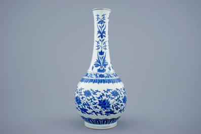 Een Chinese blauw-witte vaas met lotus scrolls, Transitie periode, 1620-1683
