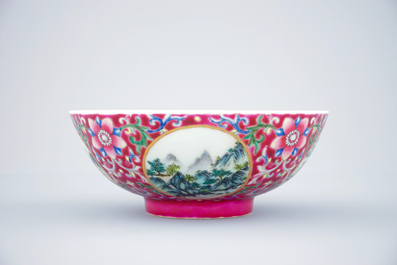 Un bol en porcelaine de Chine aux d&eacute;cors de paysages sur fond ruby, 19/20&egrave;me