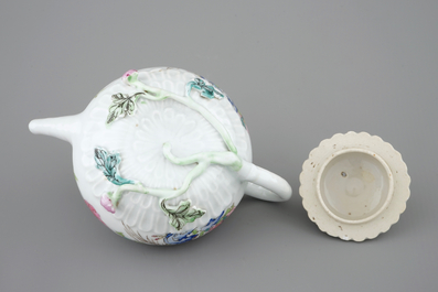 Een fijne Chinese famille rose theepot met reli&euml;fdecor, Yongzheng, 1723-1735