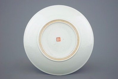 Un plat en porcelaine de Chine famille rose R&eacute;publique, 20&egrave;me