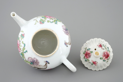 Een fijne Chinese famille rose theepot met reli&euml;fdecor, Yongzheng, 1723-1735