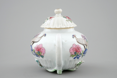 Een fijne Chinese famille rose theepot met reli&euml;fdecor, Yongzheng, 1723-1735