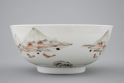 Un bol en porcelaine de Chine grisaille et dor&eacute; &agrave; d&eacute;cor d'un paysage, Yongzheng, 1723-1735