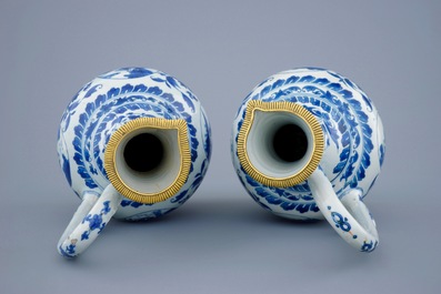 Een paar Chinese blauw-witte kannen met verguld bronzen montuur, Transitie periode, 1620-1683