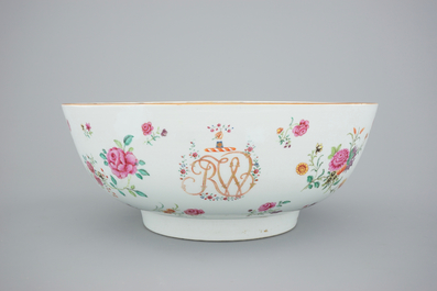 A large Chinese famille rose monogrammed bowl with decorated base, Qianlong, 18th C.