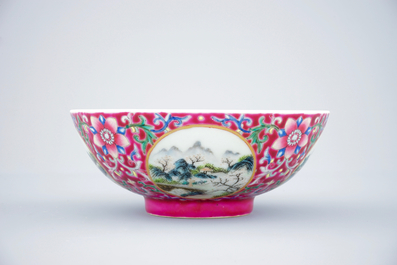 Un bol en porcelaine de Chine aux d&eacute;cors de paysages sur fond ruby, 19/20&egrave;me