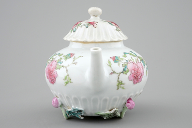 Een fijne Chinese famille rose theepot met reli&euml;fdecor, Yongzheng, 1723-1735