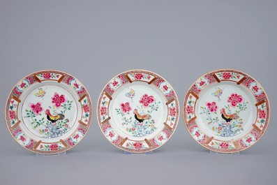 Een set van zes Chinese famille rose borden met hanen, 18e eeuw