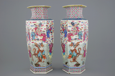 Une paire de vases hexagonaux en porcelaine de Chine famille rose, 19&egrave;me