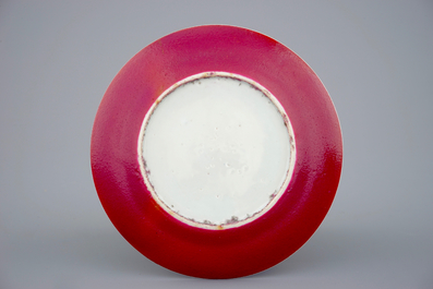 Une assiette en porcelaine de Chine &agrave; d&eacute;cor d'un paysage sur fond rouge rubis, 19/20&egrave;me