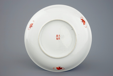 Une assiette en porcelaine de Chine de style Dayazhai au fond turquoise, 19/20&egrave;me