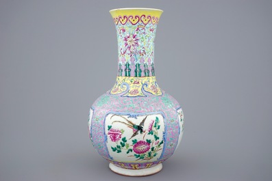 Un vase millefleurs de forme bouteille en porcelaine de Chine famille rose pour l'Indon&eacute;sie, 19/20&egrave;me