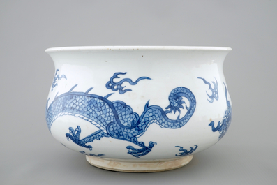 Een Chinese blauw-witte wierookbrander met vechtende draken, Kangxi
