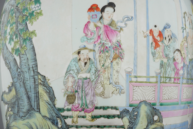 Een zeer grote fijne Chinese famille rose vaas, 18/19e eeuw