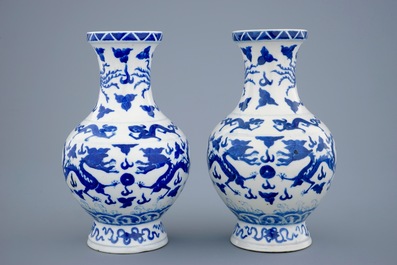 Une paire de vases en porcelaine de Chine bleu et blanc portant une marque Wanli, 19&egrave;me