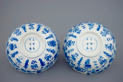 Une paire de bols en porcelaine de Chine bleu et blanc moul&eacute;s en forme de lotus, Kangxi