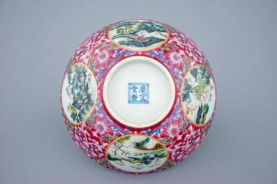 Un bol en porcelaine de Chine aux d&eacute;cors de paysages sur fond ruby, 19/20&egrave;me