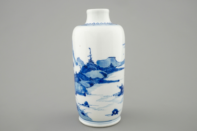 Un vase en porcelaine de Chine bleu et blanc au paysage montagnard, Kangxi