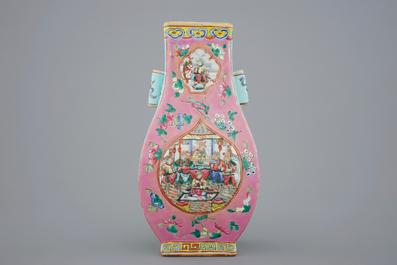 Un vase de forme fang hu en porcelaine de Chine famille rose, 19&egrave;me