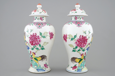 Deux vases couverts en porcelaine de Chine famille rose, 18/19&egrave;me