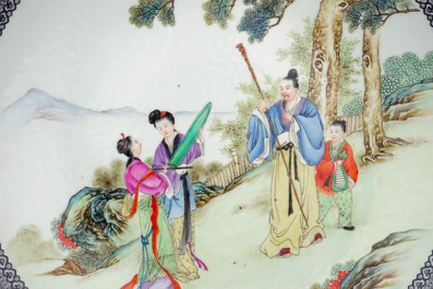 Een fijne Chinese famille rose schotel, Republiek, 20e eeuw