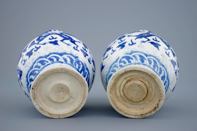 Een paar blauw-witte Chinese vazen met draken en Wanli merk, 19e eeuw