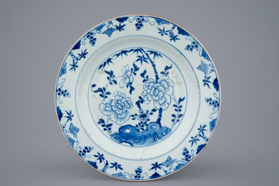 Deux plats ovales et un rond en porcelaine de Chine bleu et blanc, Qianlong