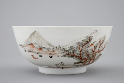 A Chinese grisaille and gilt landscape bowl, Yongzheng, 1723-1735