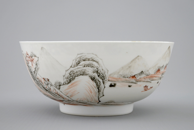 Un bol en porcelaine de Chine grisaille et dor&eacute; &agrave; d&eacute;cor d'un paysage, Yongzheng, 1723-1735