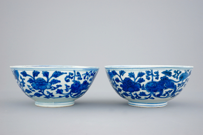 Une paire de bols en porcelaine de Chine bleu et blanc aux lions et pivoines, fin de la Dynastie Ming