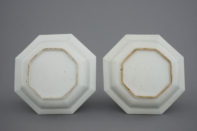 Une paire de plats octagonaux en porcelaine de Chine bleu et blanc, Kangxi