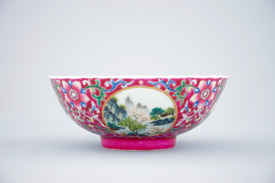 Un bol en porcelaine de Chine aux d&eacute;cors de paysages sur fond ruby, 19/20&egrave;me