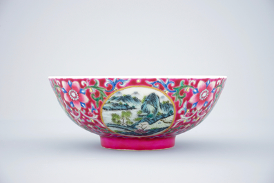 Un bol en porcelaine de Chine aux d&eacute;cors de paysages sur fond ruby, 19/20&egrave;me