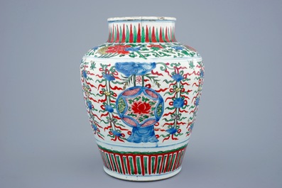 Een Chinese wucai vaas met boeddhistische emblemen, Shunzhi, 1643-1661