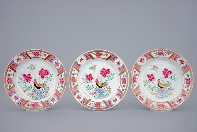 Un lot de six petites assiettes en porcelaine de Chine famille rose aux coqs, 18&egrave;me