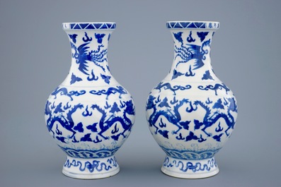 Een paar blauw-witte Chinese vazen met draken en Wanli merk, 19e eeuw