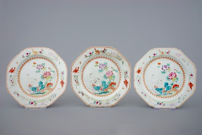 Een set van zes Chinese octagonale famille rose borden met kraanvogels, 18e eeuw