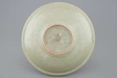 Een Longquan celadon schotel met ingekrast lotusdecor, Ming Dynastie, 15e eeuw